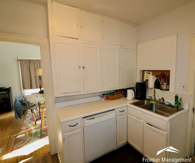 Photo - Spacious 5 Bedroom Home Located Near Campus