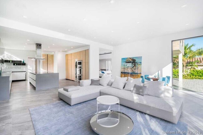 Photo - 521 Holiday Dr