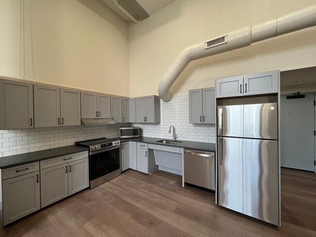 Building Photo - 160 Seabury St Unit 24