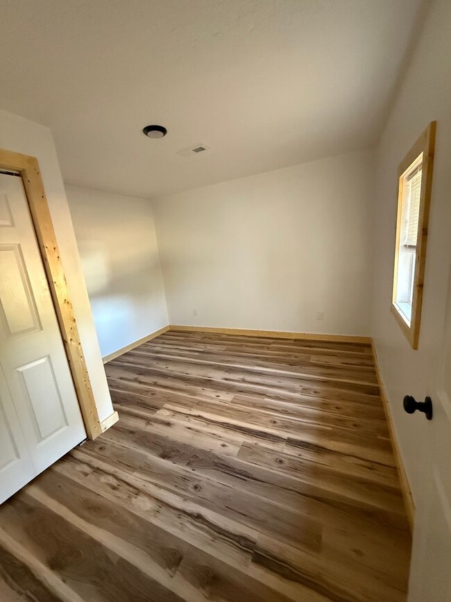 Photo - Harriman 37748 - 1 Bedroom, 1 bath Duplex - Call Lisa Vineyard or Shannon Russell 865-216-9334