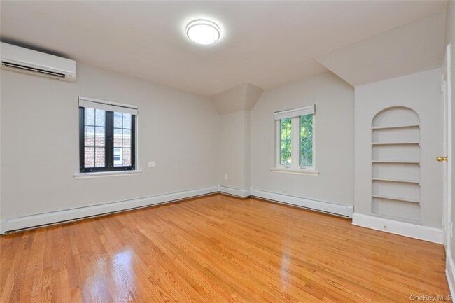 Photo - 43-34-43192 192nd St Unidad 2nd Floor
