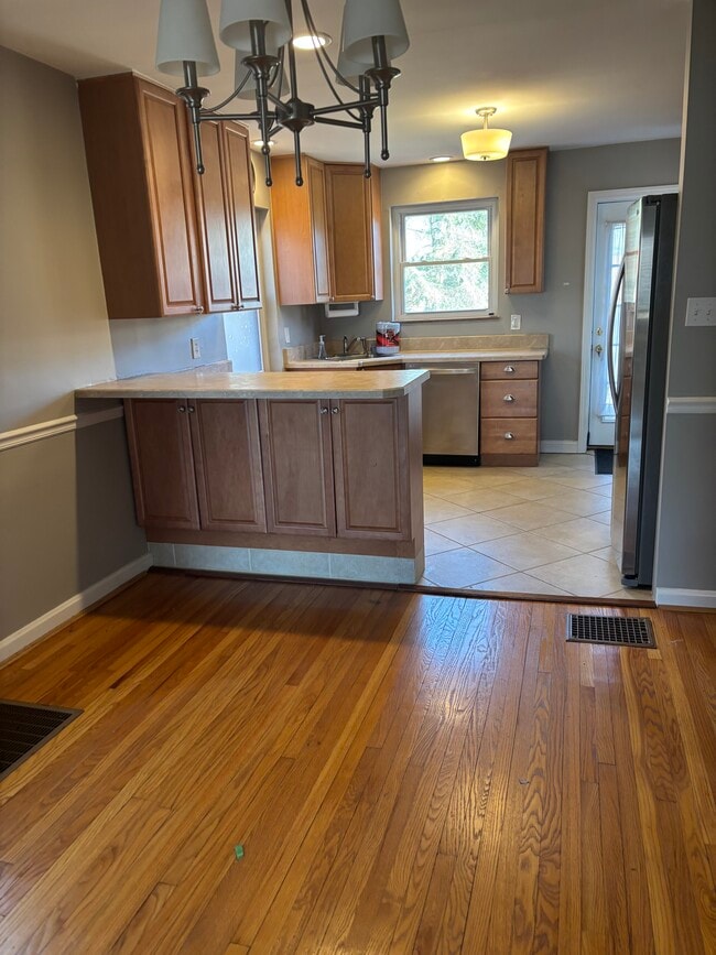 Kitchen/dining area - 3856 Belmont Street