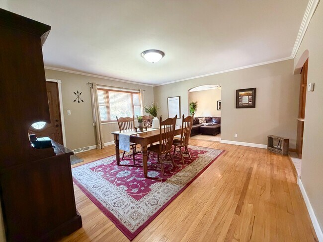 327 W Poplar St