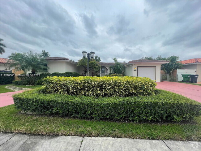 Building Photo - 10213 SW 8th St Rental