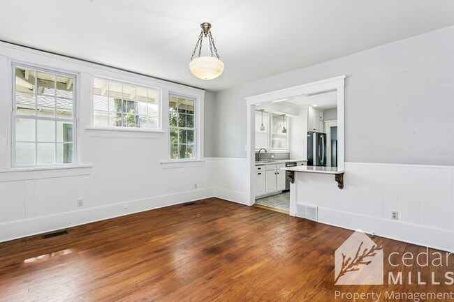 Photo - 3329 E 1st St N