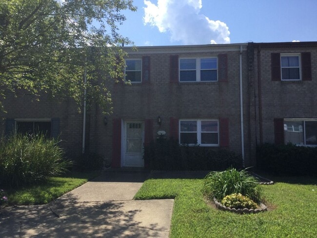 Building Photo - 3 BED / 2.5 BATH TOWNHOME