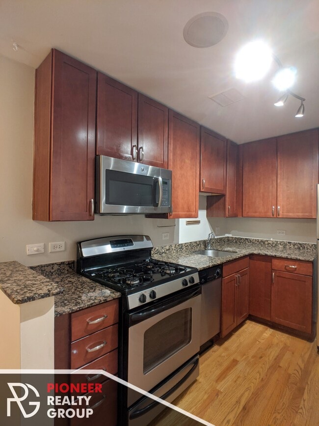 Building Photo - 643 W Wrightwood Ave