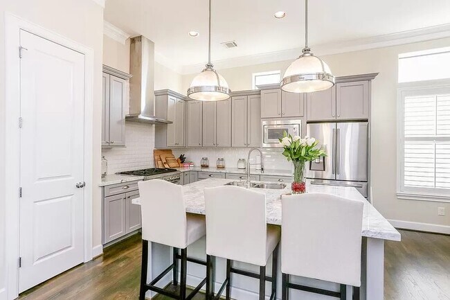 Photo - 5309 Blossom St