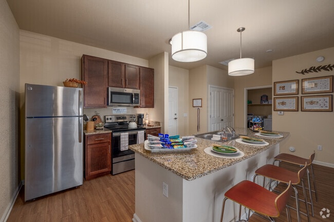 2BR, 2BA - 872SF - Kitchen