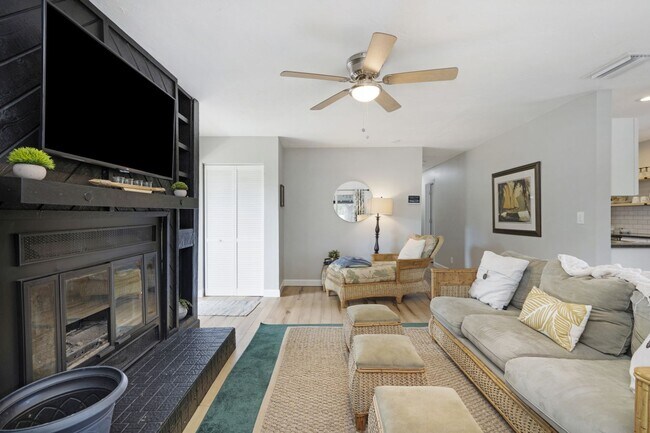 Photo - 4705 Hollingsworth Ave Unidad Upper A 3 bed 2 bath