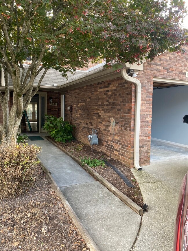 Building Photo - 136 Durwood Rd