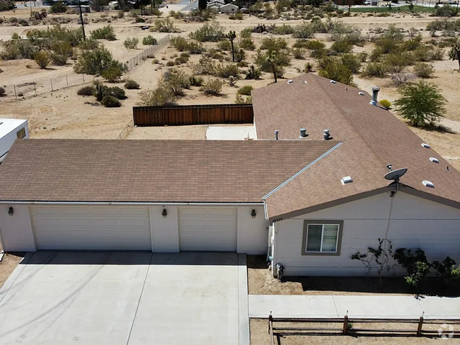 Building Photo - Spacious 3 Bedroom, 2 Bath Home with Large...