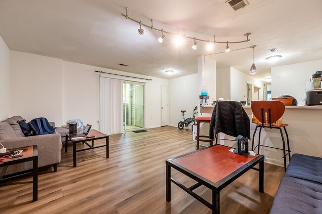 1213 University Terrace Unidad Room A