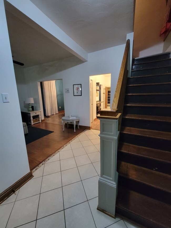 Entryway - 1618 Bell Ave