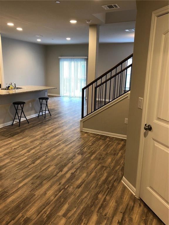 Photo - 516 E Slaughter Ln