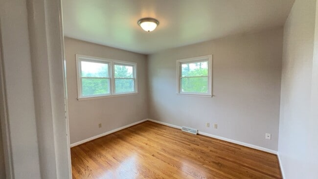 Building Photo - Oaklawn Avenue 3645/3647 Unit 3647