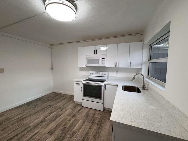 Photo - 3350 Powerline Rd Unit 2