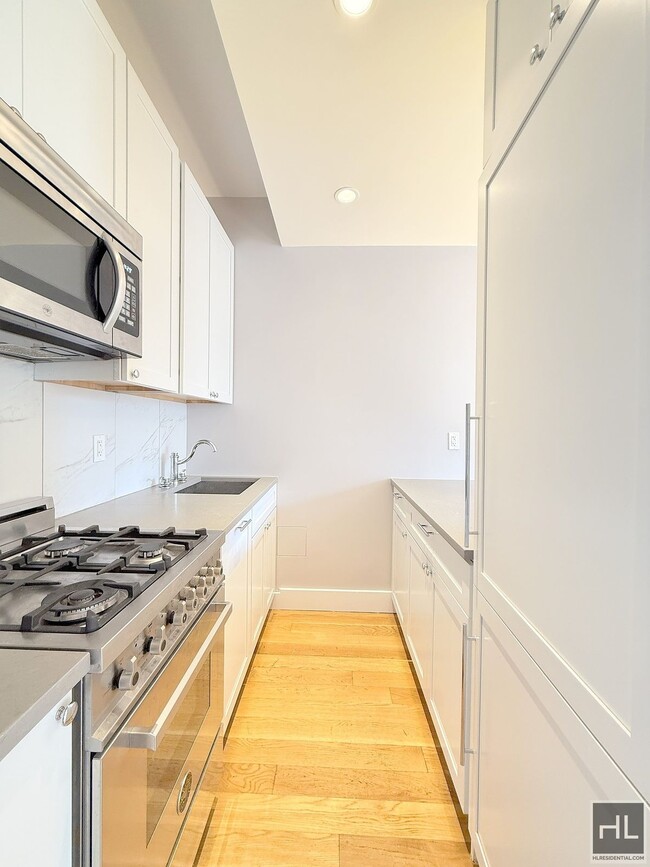 1 bedroom 1 bathroom with washer and dryer / 252 WEST 76 STREET