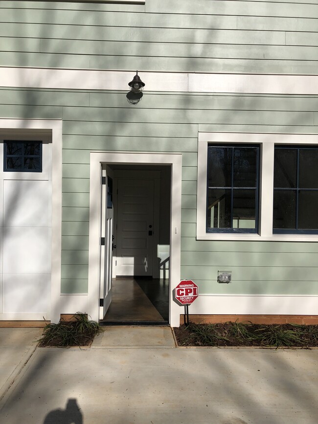 Private entrance - 2121 Roslyn Ave