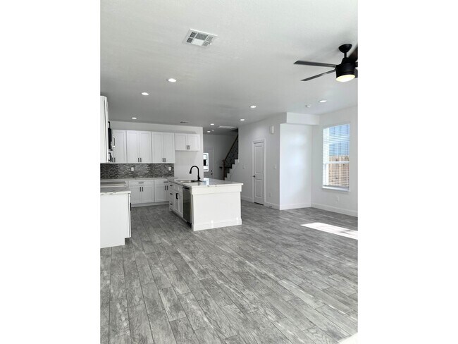 Photo - 7710 Darnay Dr