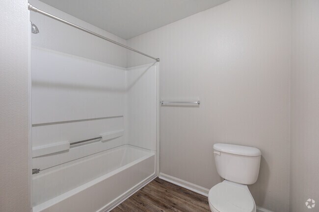 The Middleton - 3BR, 2BA - 1,417SF - Primary Bathroom Bathtub - Sabal Palms