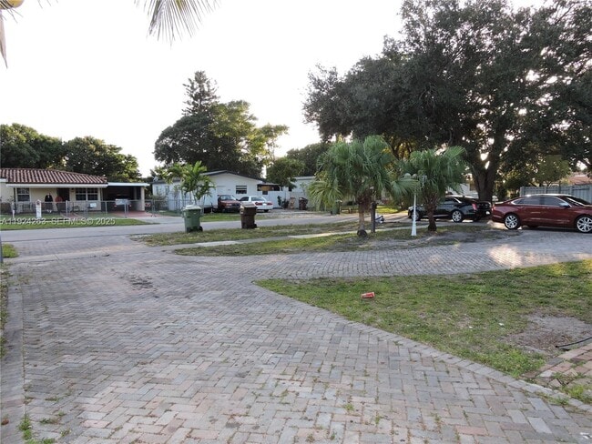 Photo - 551 E 39th St