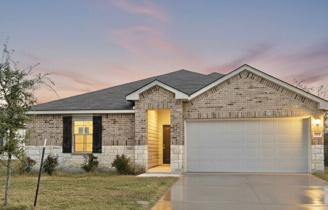 Building Photo - AVAILABLE NOW!