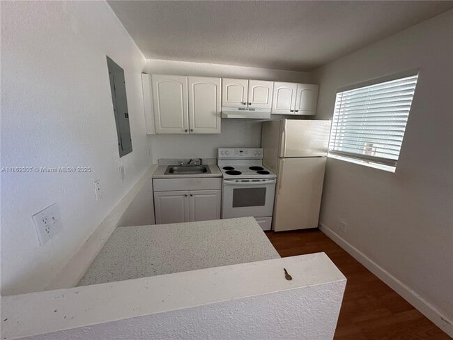 Building Photo - 300 SW 4th Ct Unit 3 Rental