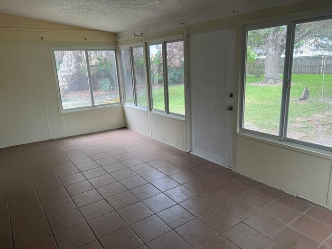 Photo - 113 S Deerwood Ave