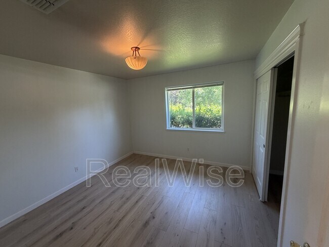 Photo - 1388 SW Kellenbeck Ave