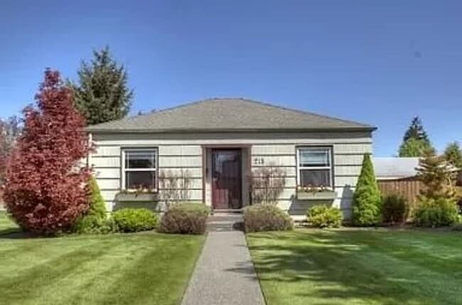 Building Photo - Beautiful 2 Bedroom Home on Spacious Corner Lot