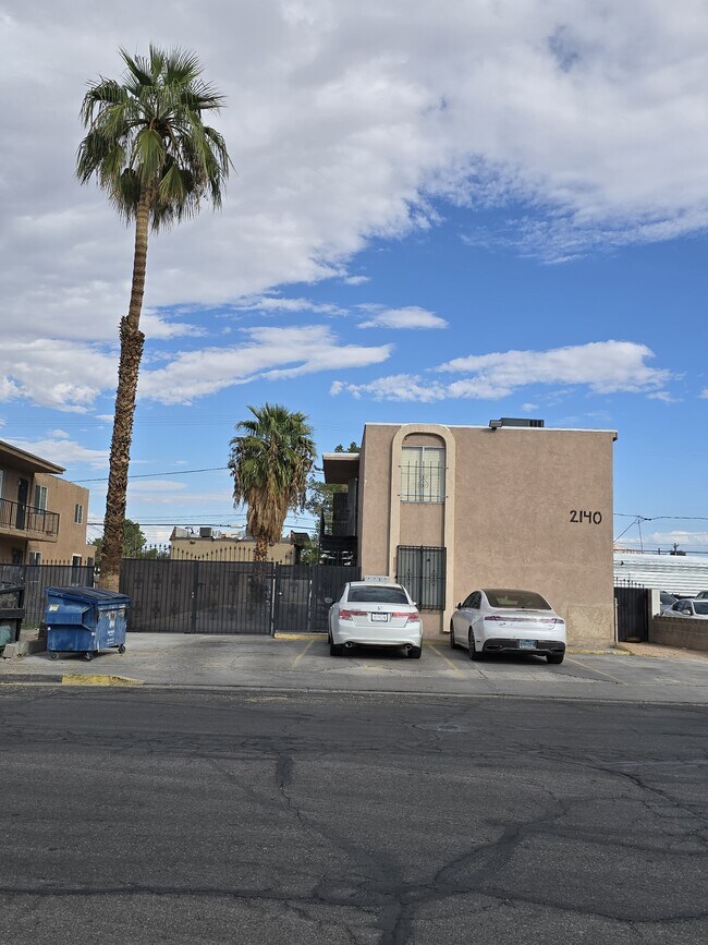 Photo - 2140 Webster St