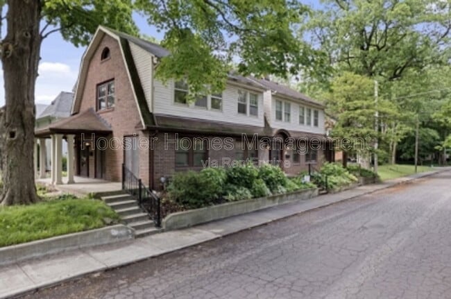 Building Photo - 4652 N Kenwood Ave Unit 1