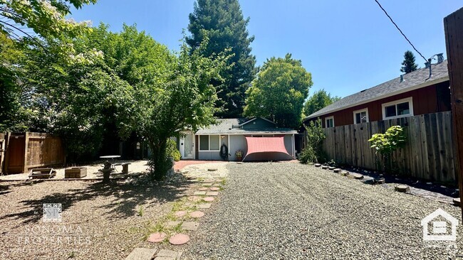 Building Photo - Charming 1-bedroom Duplex With Paid Utilit... Rental