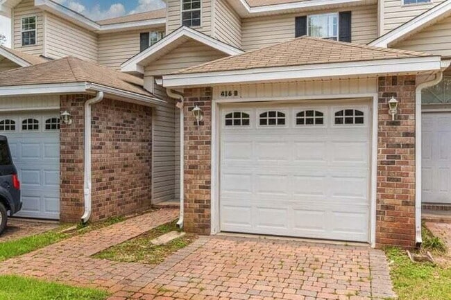 Move in ready Townhome in Fort Walton Beach close to Eglin AFB!