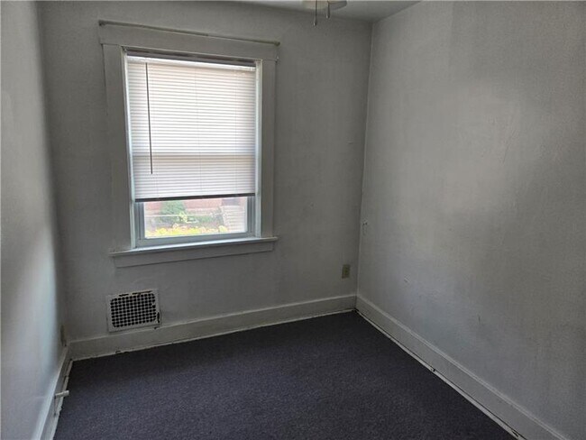 Photo - 350 Coltart Ave