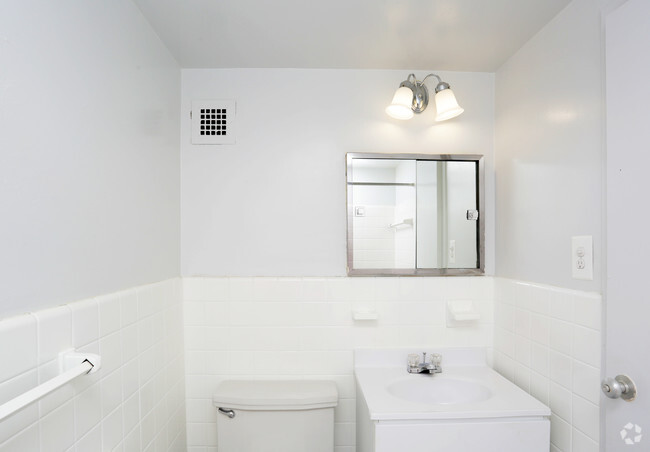 0BR, 1BA - 550 SF - Bathroom - The Elise Apartments