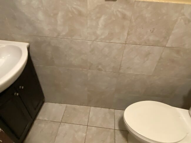 Baño - 313 S 3rd St Unidad #4