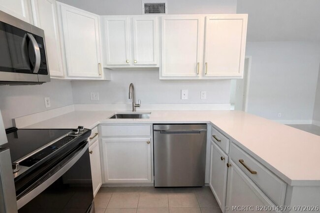 Building Photo - 2660 NE 8th Ave Unit 216