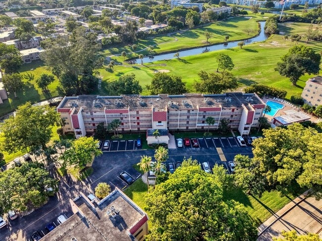 Building Photo - 1035 Country Club Dr Unit 407