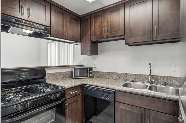 2BR, 2BA - 800SF - Kitchen
