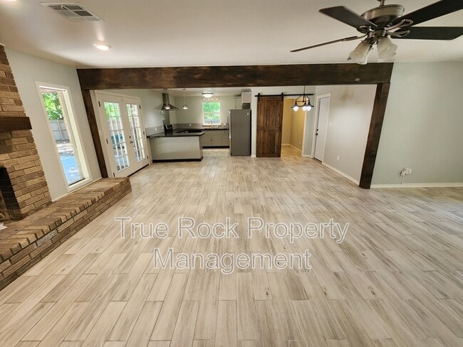 Photo - 2010 E Foster Dr