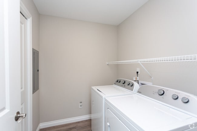 2BR, 2BA - 1150 SF