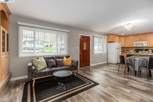 Building Photo - $2,590 - THE NICEST FIRST FLOOR CONDO IN P... Unit 1