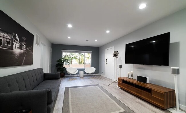 Building Photo - One Bedroom Furnished Condo