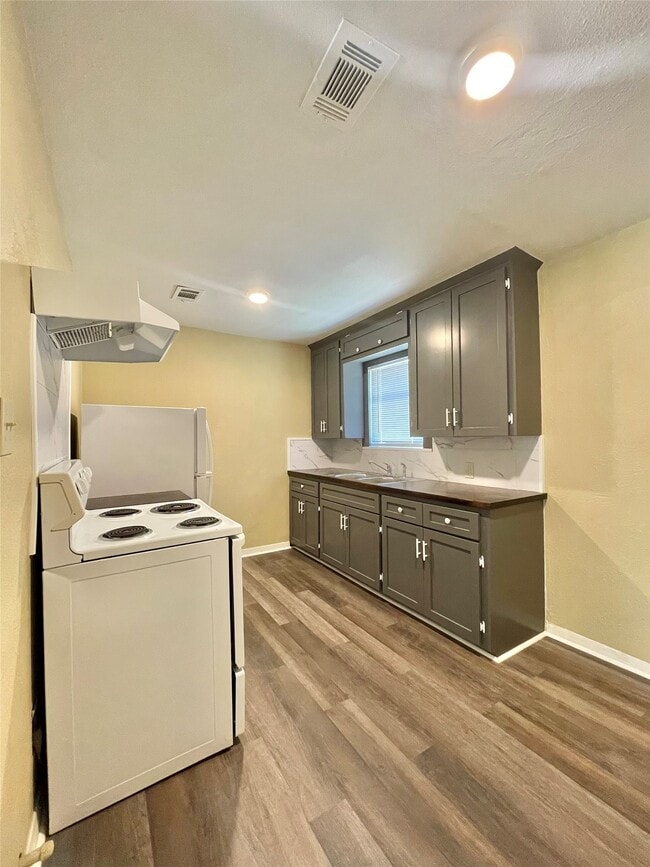 Photo - 611 N Avenue D