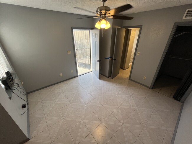 Building Photo - 609 Barcelona Dr Unit B