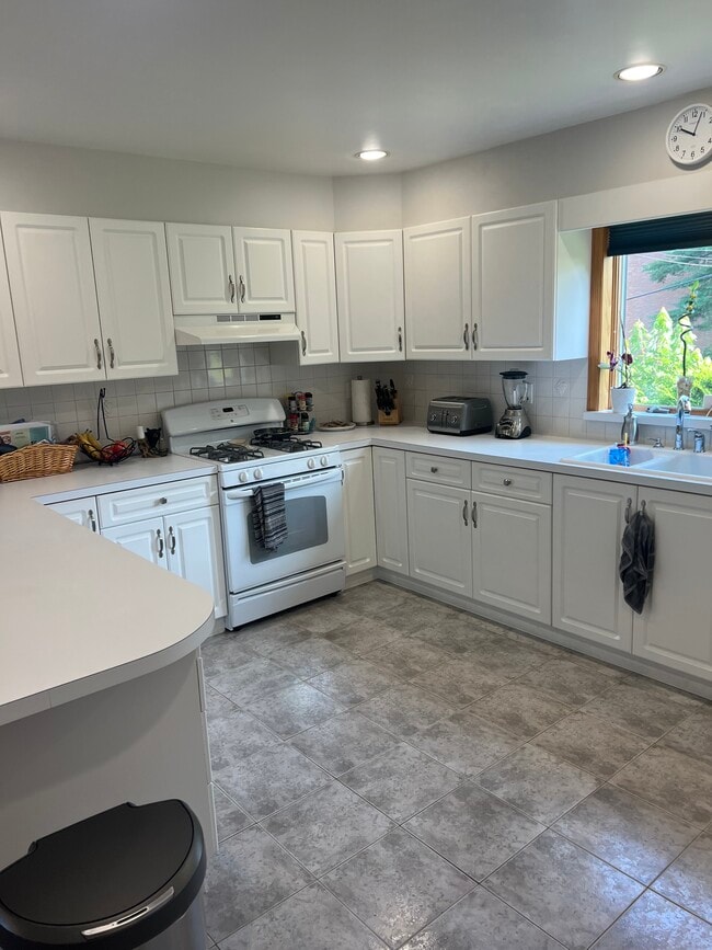 Building Photo - 33 Gainsborg Ave E