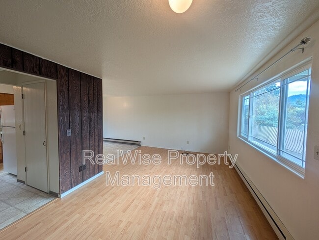 Photo - 84 SE Grape Ave