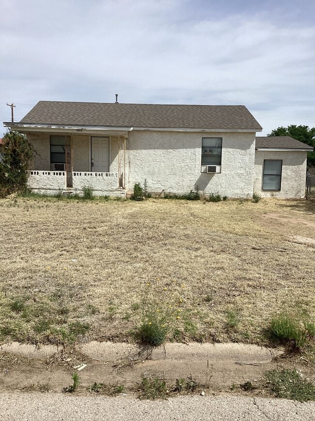 Building Photo - Newly Updated 2 bedroom Close to Morrison Park and High School!  Pets Welcome Upon Approval!